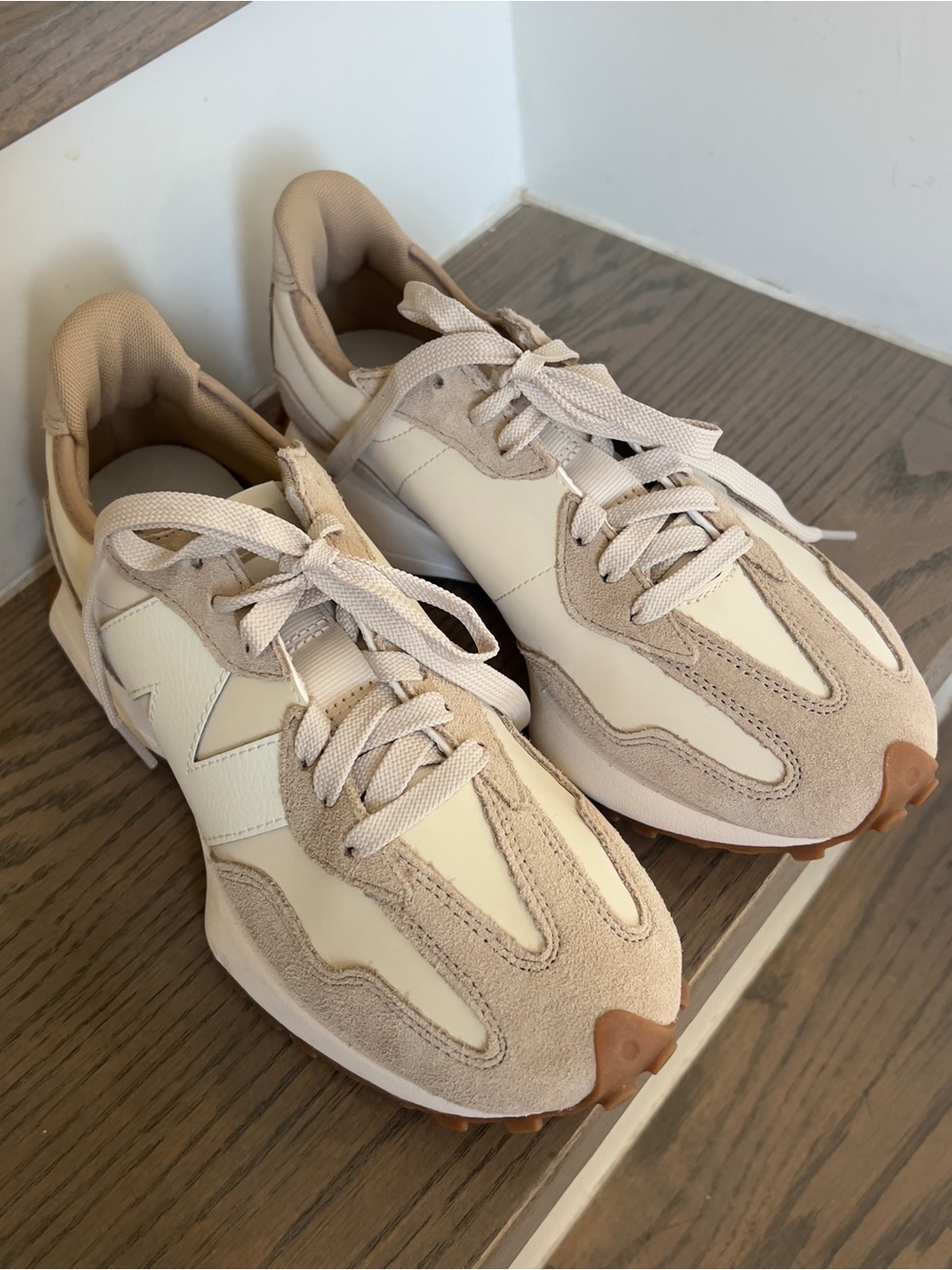 New Balance Exclusive 327 Sneakers in Timberwolf / Sea Salt - Picture 4 of 7
